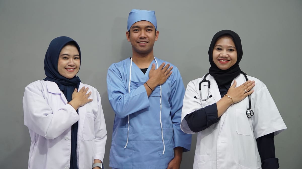 Dokumentasi dokter dan perawat yang dilakukan terpisah di IGD dan bangsal rawat inap, dengan diskusi manual di nurse station tanpa sistem dashboard terpadu.