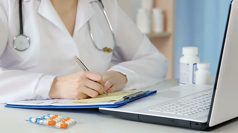 Dokter menggunakan sistem rekam medis elektronik di poliklinik rawat jalan untuk mendokumentasikan SOAP pasien secara digital dan real-time.