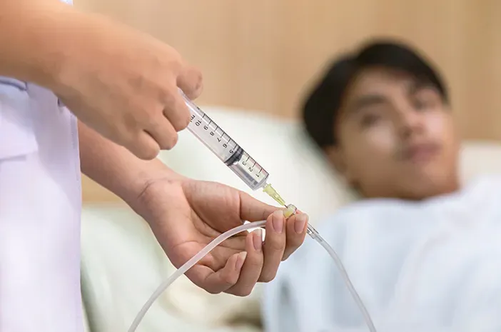 Proses persiapan kemoterapi di instalasi onkologi rumah sakit dengan verifikasi dosis obat sitostatika.