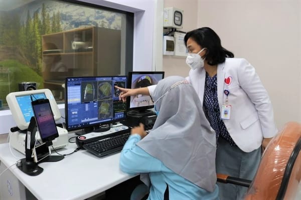 Dashboard command center rumah sakit menampilkan indikator BOR, LOS, dan produktivitas dokter lintas cabang secara real-time.