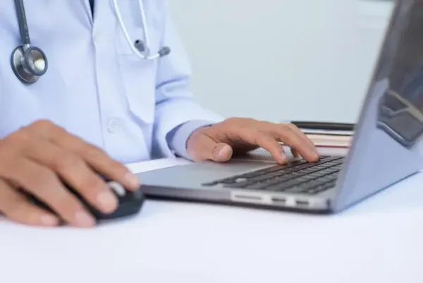 Tenaga medis menginput dokumentasi SOAP pasien melalui sistem rekam medis elektronik sebagai bagian dari digitalisasi pelayanan kesehatan di rumah sakit.