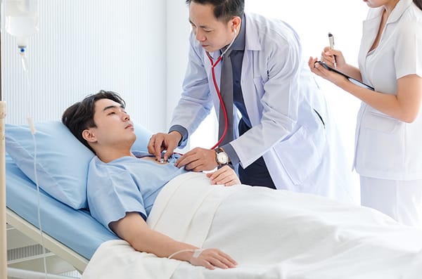 Tenaga medis melakukan dokumentasi diagnosis dan tindakan pada sistem RME untuk mendukung proses coding INA-CBG dan validitas klaim BPJS.