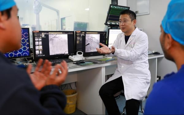 Tenaga medis melakukan dokumentasi episode perawatan secara real-time melalui sistem rekam medis elektronik terintegrasi SatuSehat V2