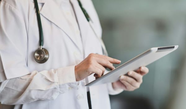 Proses pengisian SOAP digital oleh dokter di sistem SIMRS untuk meningkatkan akurasi coding INA-CBG dan mengurangi risiko pending klaim BPJS.