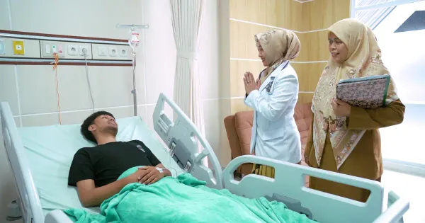 Dokter meninjau rekam medis elektronik yang menampilkan progres harian pasien rawat inap.