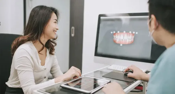 Dokter di IGD menggunakan sistem dokumentasi medis digital terintegrasi SIMRS